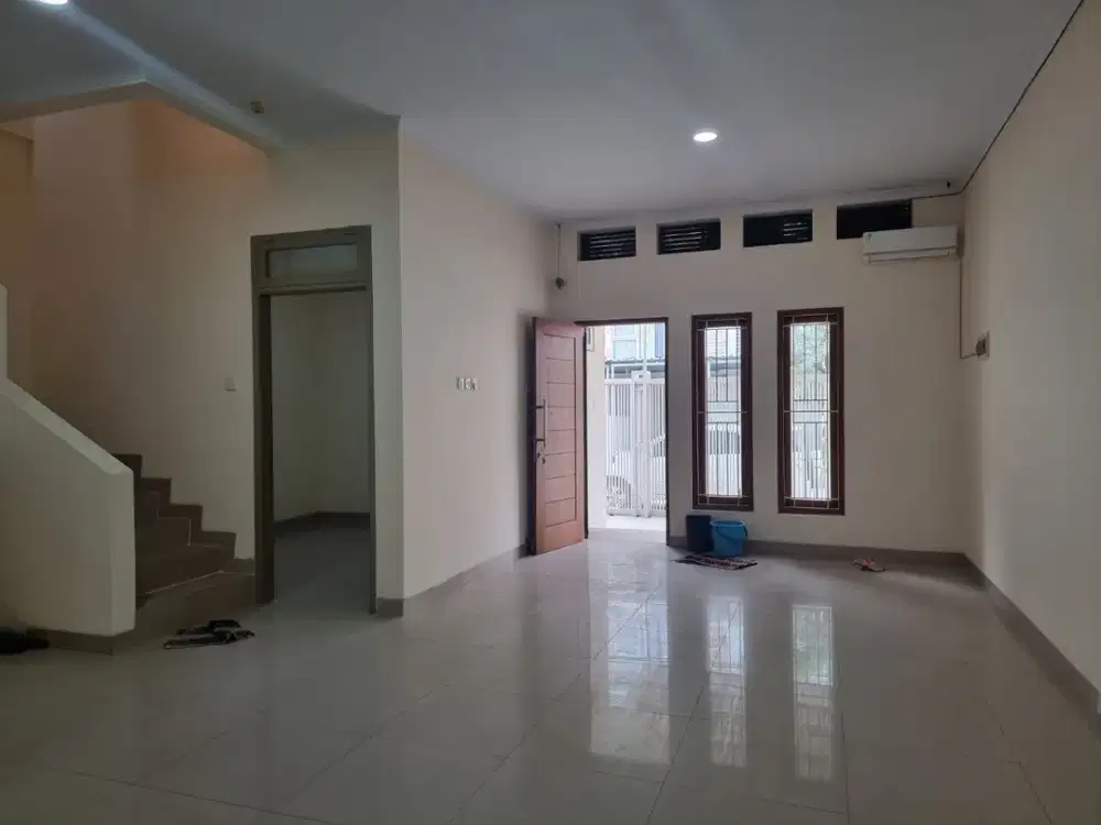 Disewakan Rumah Rapi di Park Residence Taman Surya 5 Luas 7X15