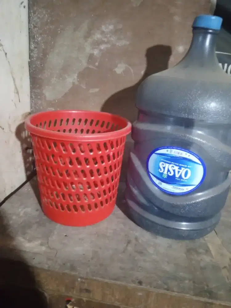 Tempat sampah plastik dan galon oasis ga kepakai