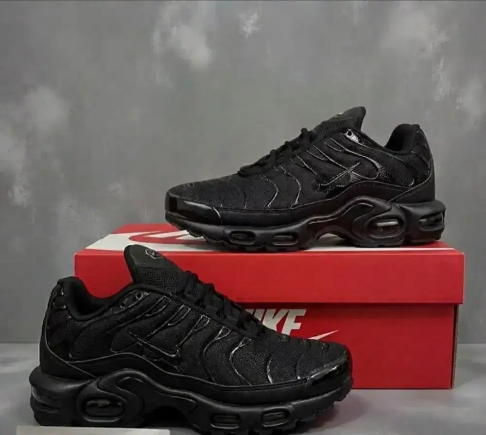 Sepatu sneaker TN yang terbaru