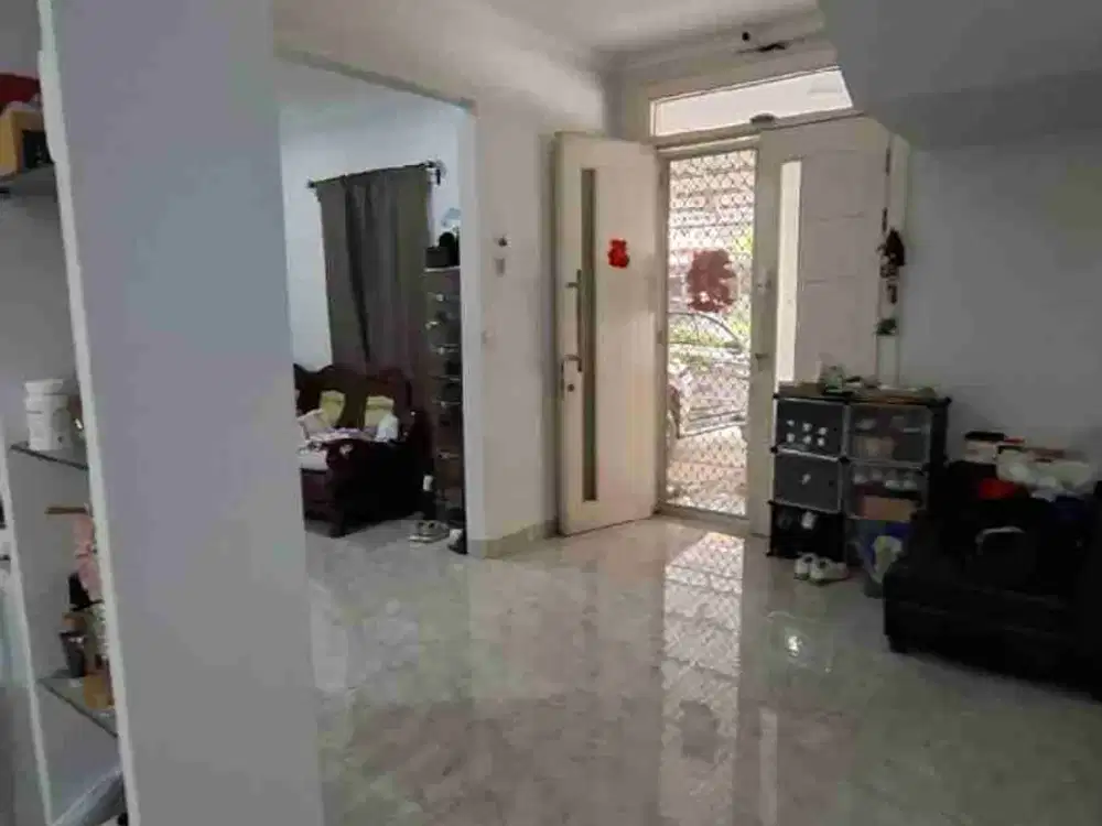 Disewakan Rumah Besar Dan Luas 2 Lantai (Full-Furnished) Di Summarecon. Kota Bekasi