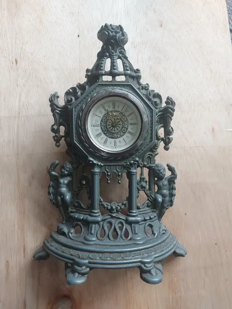 Jam meja, beker