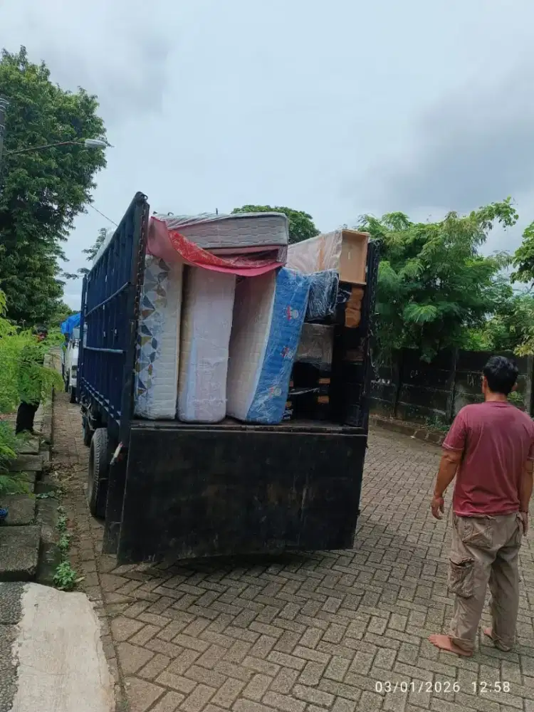 Mobil angkutan truck double untuk pindahan barang