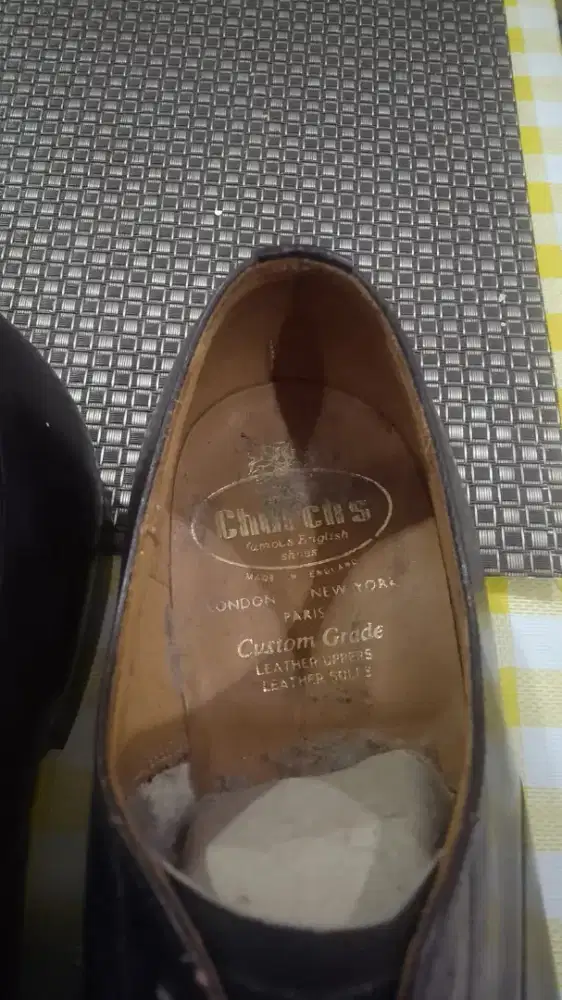 Sepatu kulit merk church's Made in inggris
