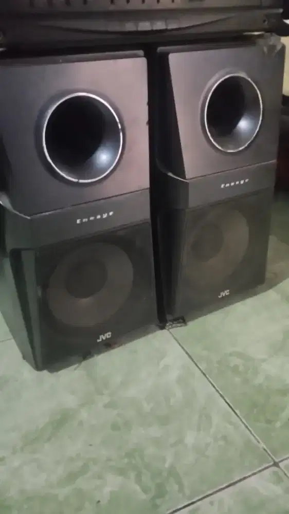 1 pasang speaker subwoofer JVC