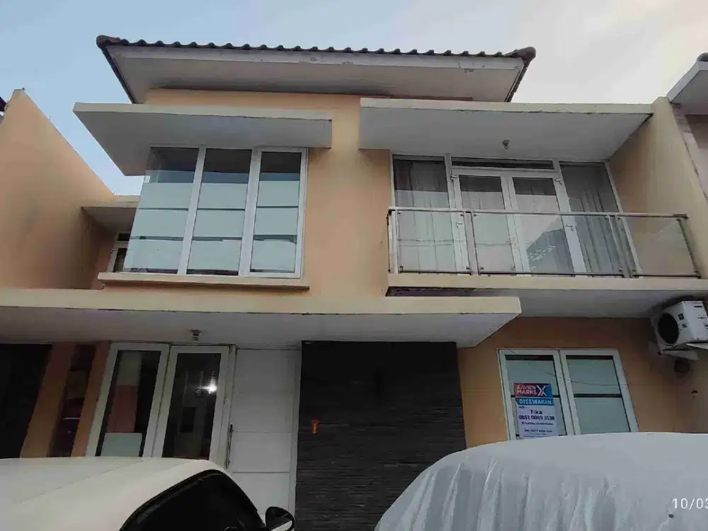 Disewakan rumah 2 lt 10 x 22 m2 di Green Court Cengkareng Unfurnished ada 3+1 kt 3+1 km carport 3 mobil, sewa apa adanya!!