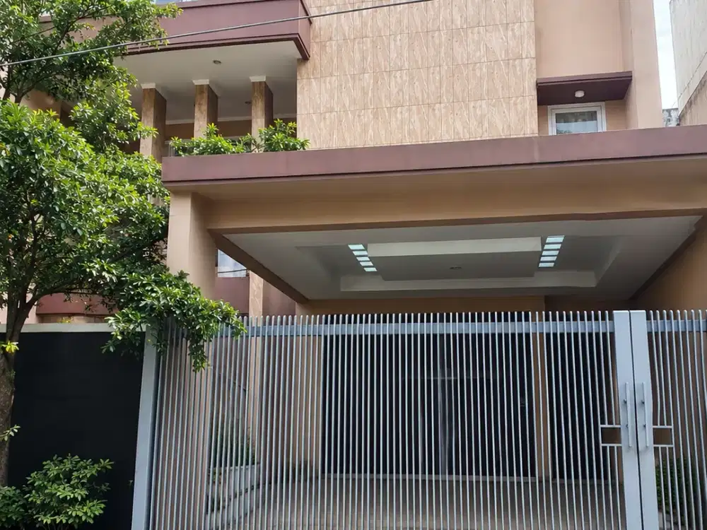Dijual Rumah 3 Lantai Taman Aries Kembangan Jakarta Barat, LB 525 m², Parkir 9 Mobil