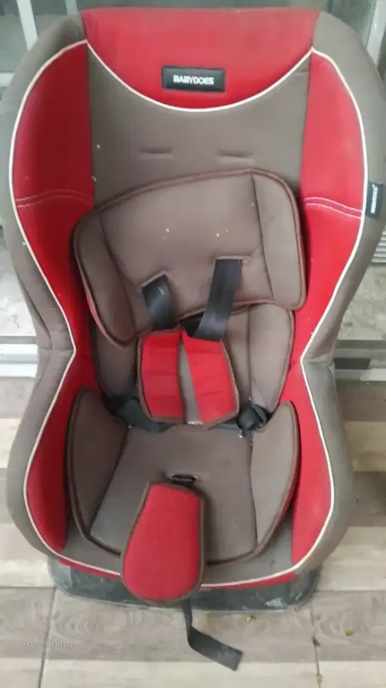 Tempat duduk anak di mobil