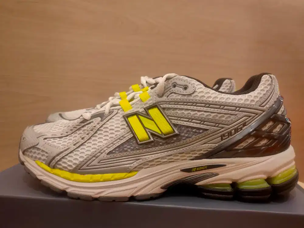 ( BARU ) NEW BALANCE 1906R SIZE 44 INSOLE 28 ORI 1000 % KONDISI BARU