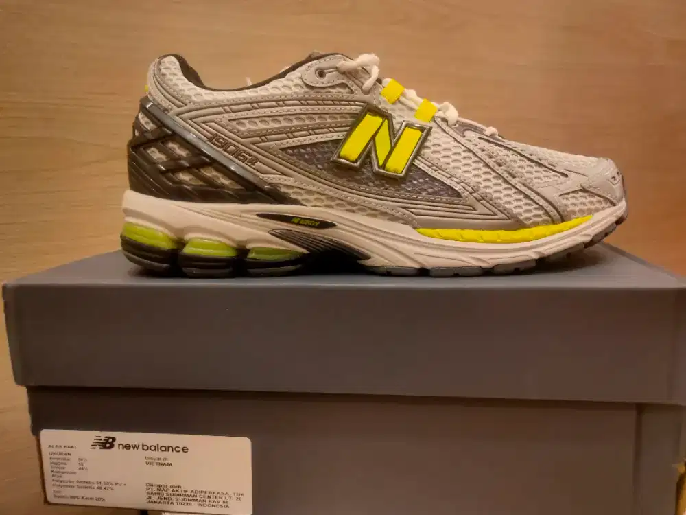 ( BARU ) NEW BALANCE 1906R SIZE 44 INSOLE 28 ORI 1000 % KONDISI BARU