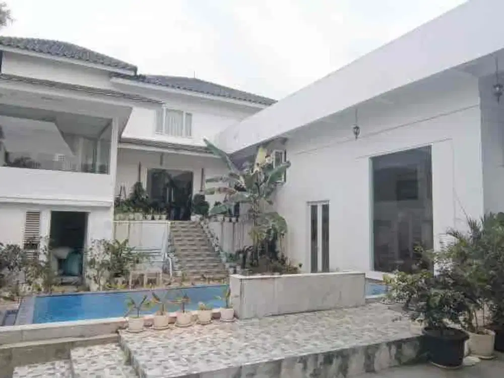 Rumah Villa Murah Cantik Asri Kolam Renang SHM