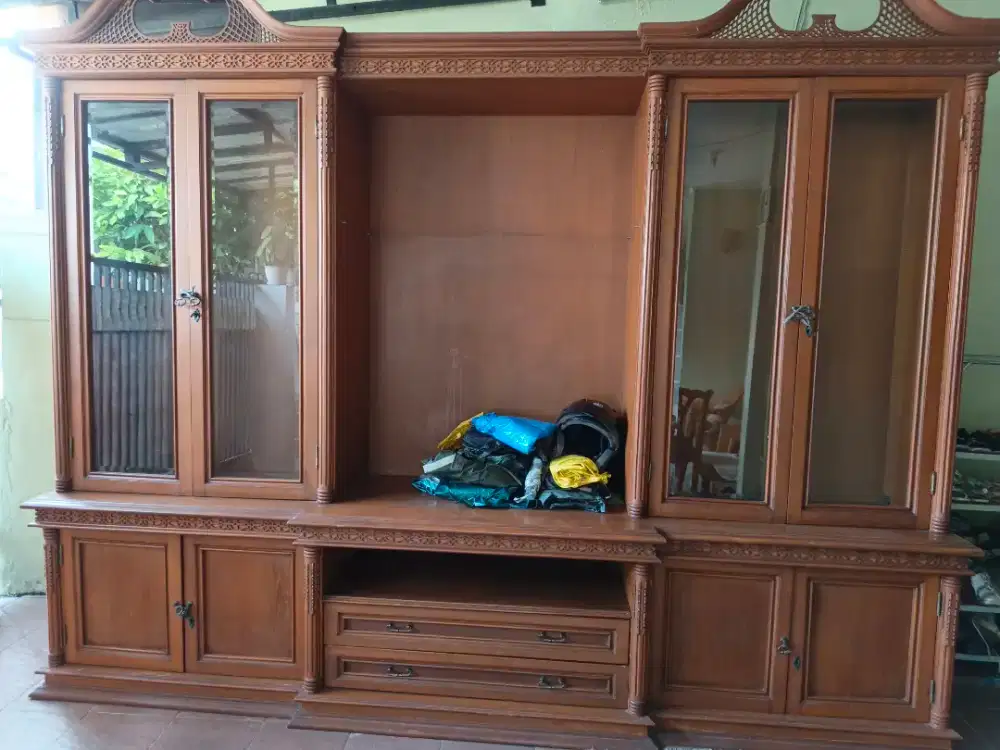 Lemari kayu lengkap dengan kaca skatnya