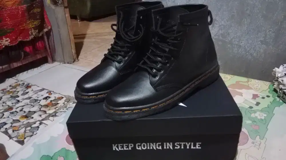 Boots original local brand, masih baru. Ukuran 41