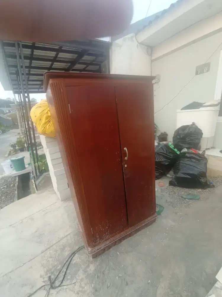 Lemari jati kuno