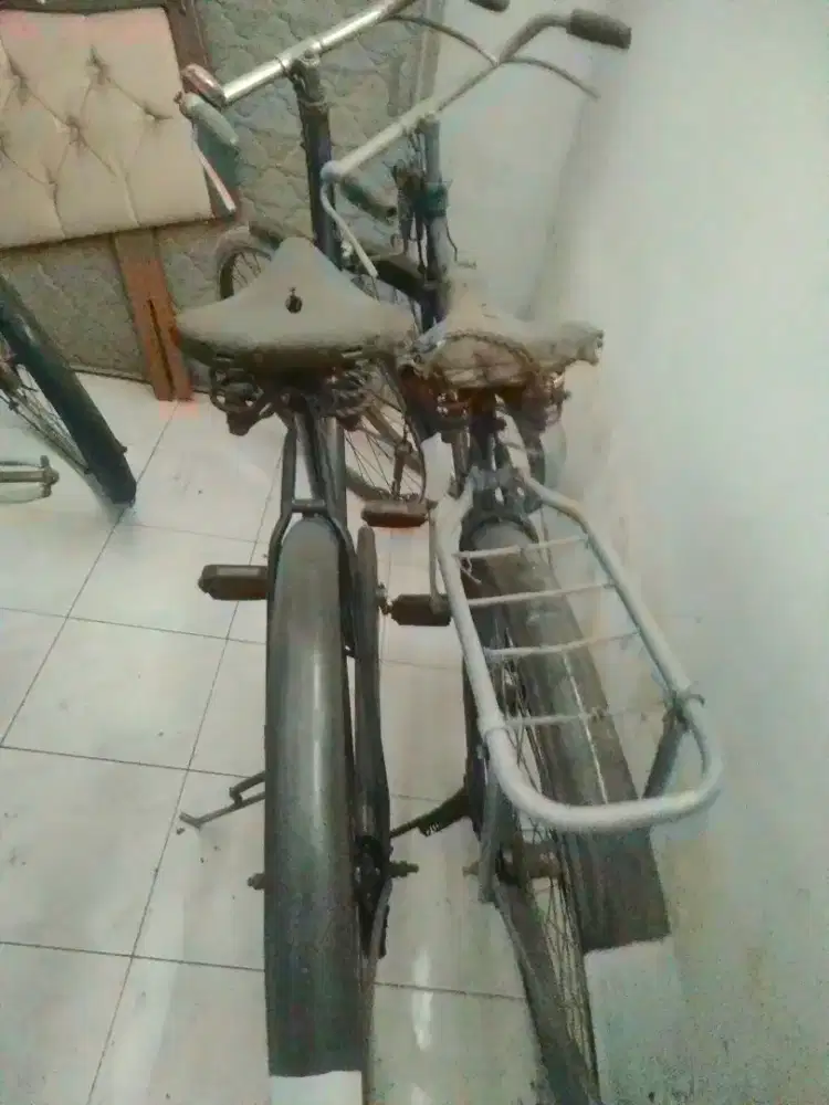 sepeda lawas sepasang