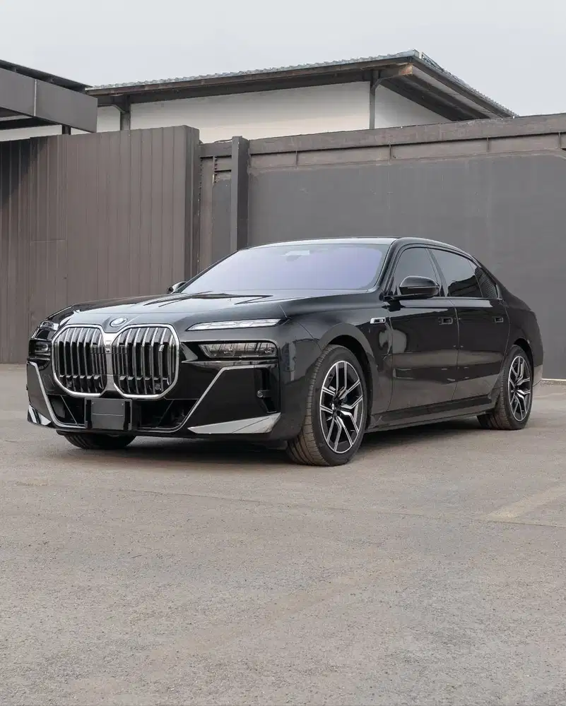 BMW xDrive60 i7 Electric 2023/2024/Gran Lusso/Listrik/Like new