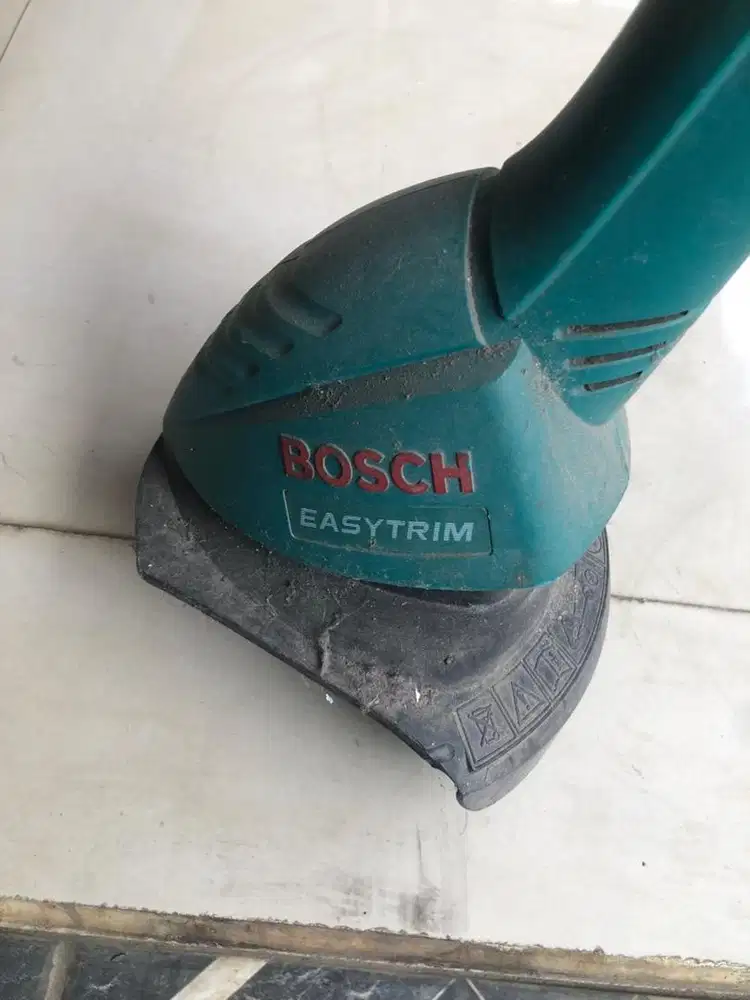 Alat potong rumput bosch
