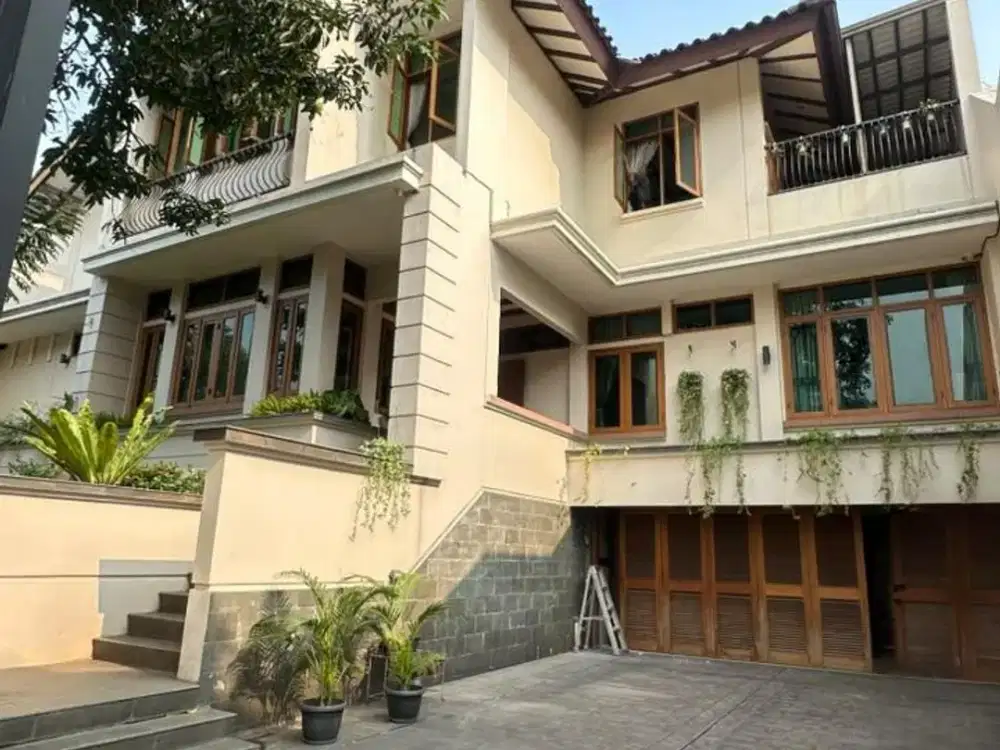 DIJUAL RUMAH PONDOK INDAH LOKASI PRIME, TENANG & ASRI DENGAN SWIMMING POOL!
