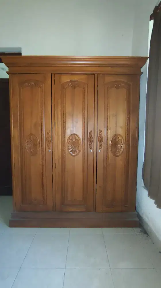 Lemari Pakaian Jati