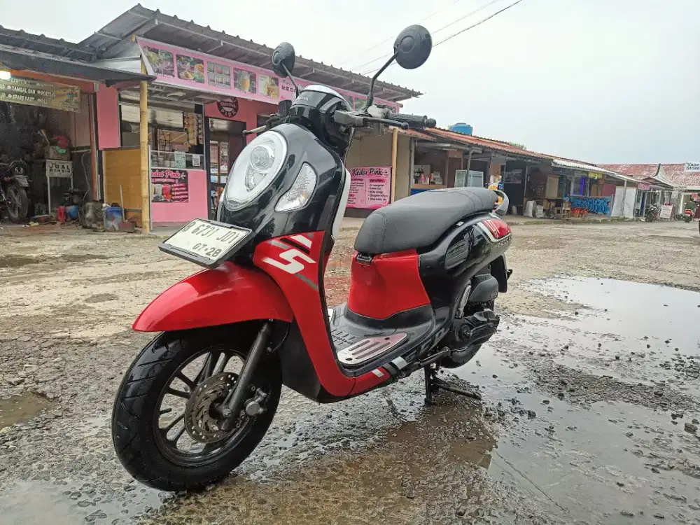Honda Scoopy Donat New thn 2023 cw hitam merah 110cc original
