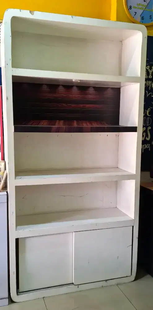 RAK DISPLAY ETALASE PUTIH