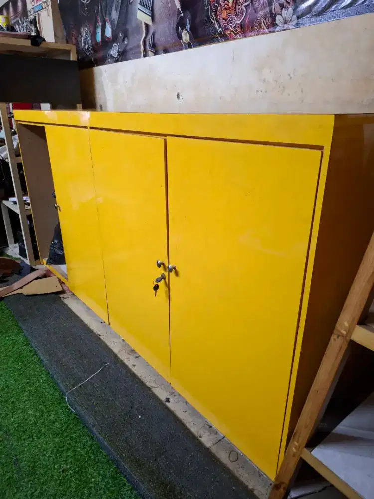 Lemari Kabinet Warna Kuning – Kokoh, Luas & Siap Pakai