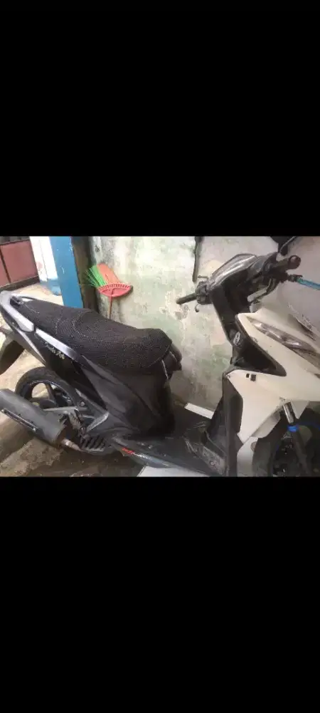 Di jual Vario 2013 surat2 kumplit pajak lewat 2 kali , plat D