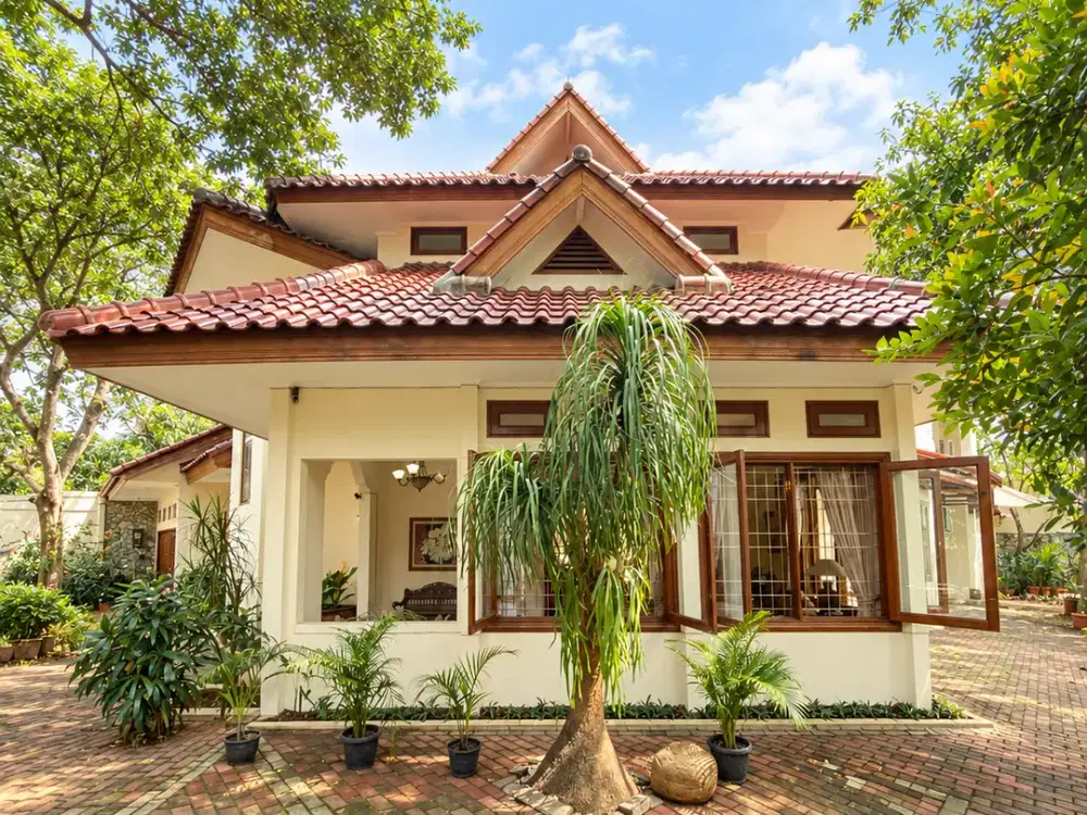 Dijual Rumah Klasik Tropis Ampera Jakarta Selatan, LT 883 m² dengan Kolam Renang