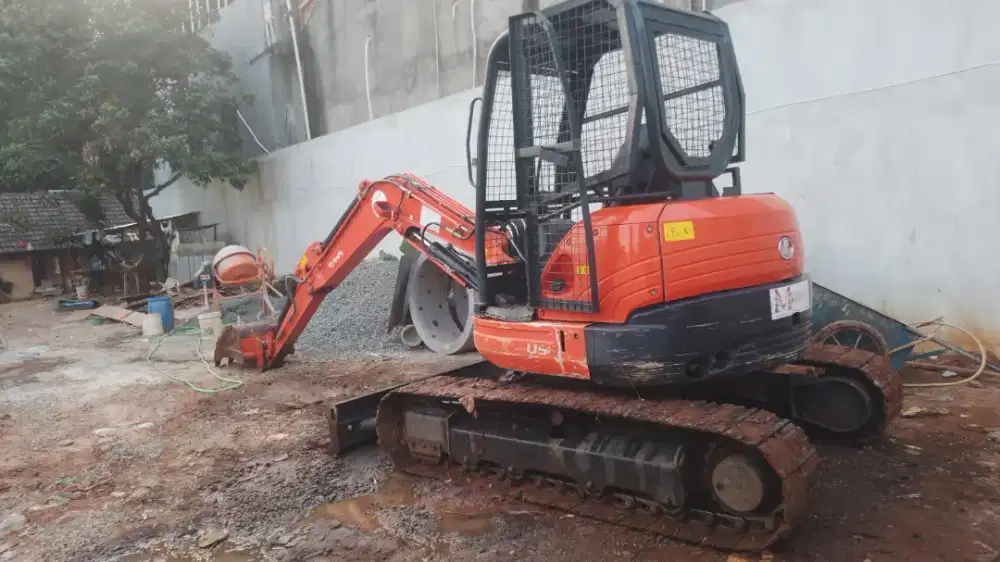 Becko exavator pc50 breker doser truck wales crane vibro