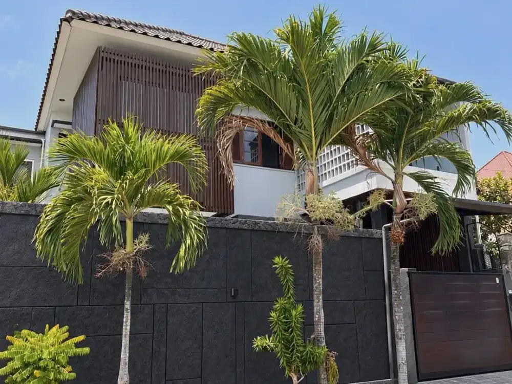 RUMAH TROPICAL MODERN MINIMALIS DI JL SARIDANA GATSU BARAT DEKAT MALL