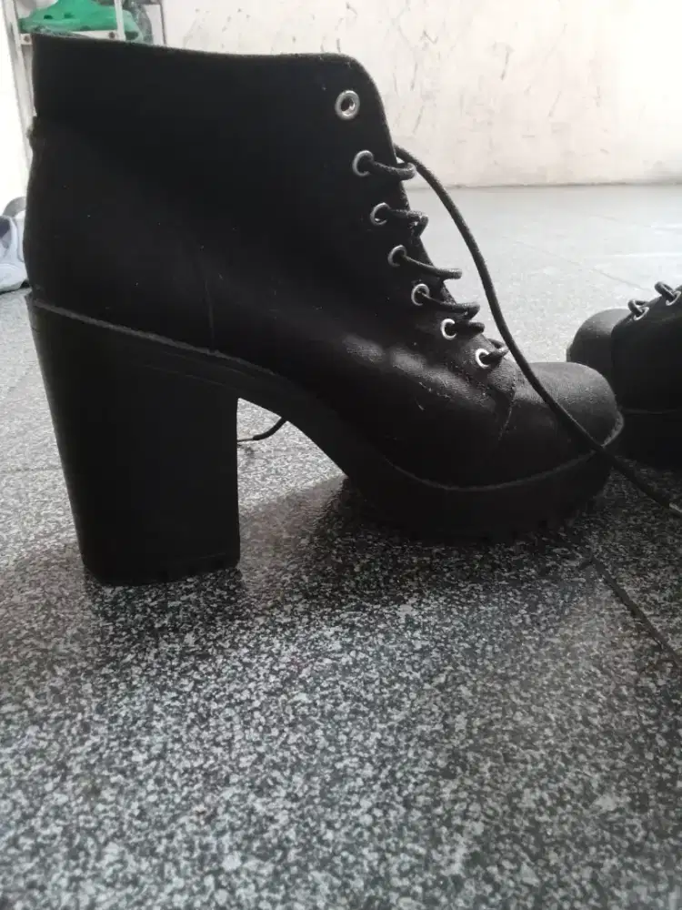 Sepatu boots perempuan