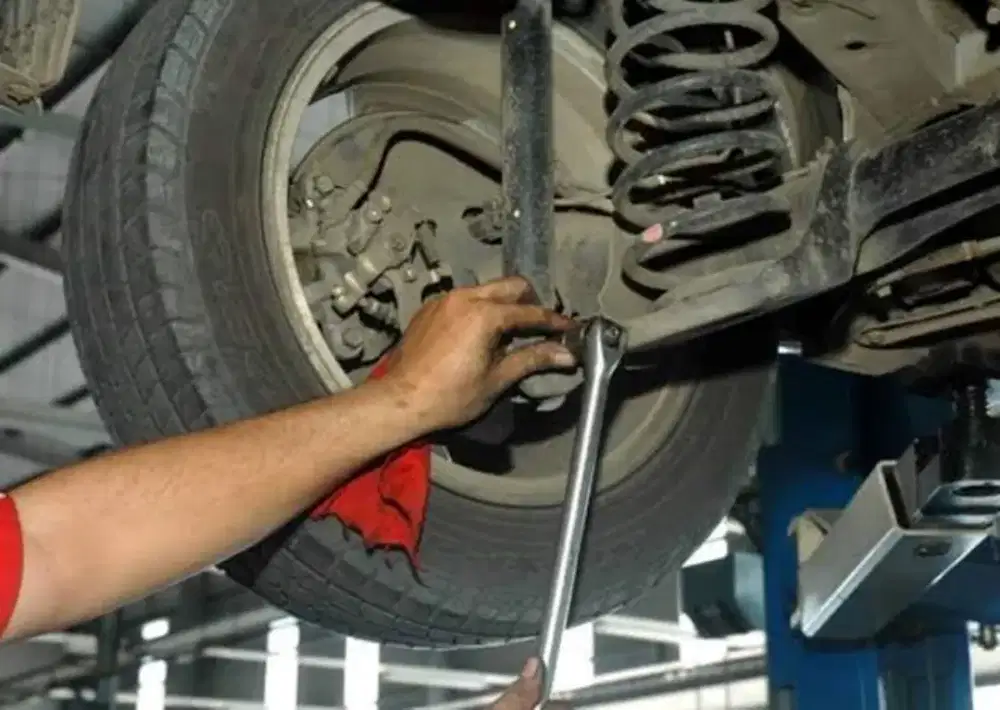 Teknisi mesin mobil