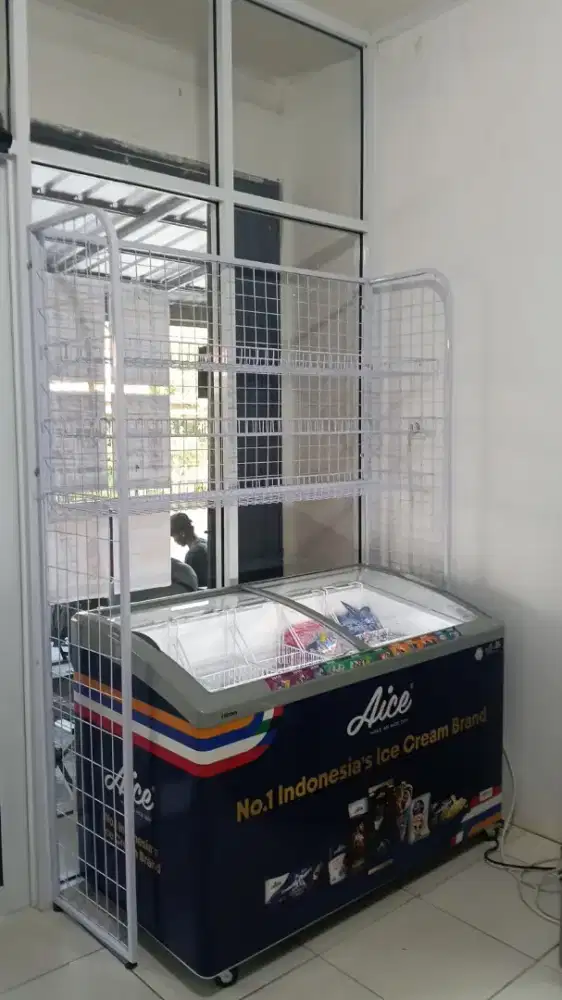 Rak di atas freezer