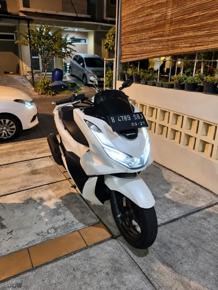 DIJUAL CEPAT 2022 Honda PCX 160 CBS putih