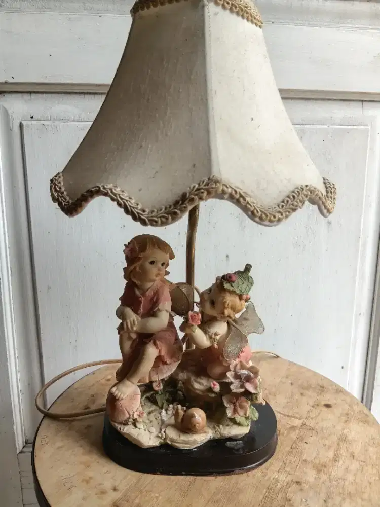 Lampu tidur dimeja