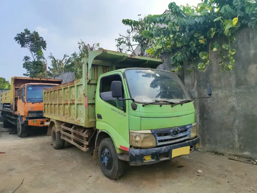 Hino Dutro 130 HD 6 Roda Dump Truck Hydraulic Tahun 2011