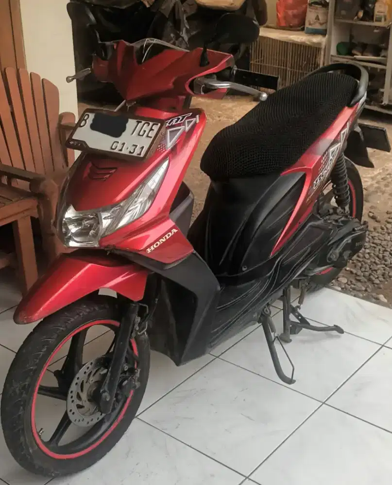 Honda Beat Karbu warna Merah tahun 2011