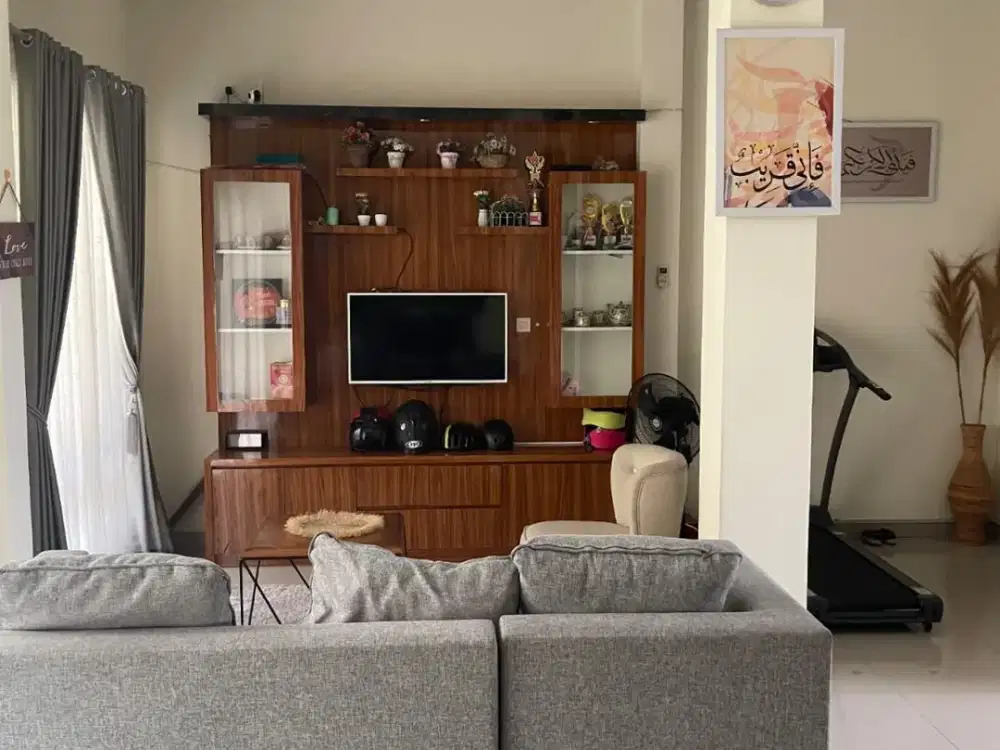 Rumah 2,5 Lantai di Cluster Samata Harapan Indah, LT 180 m² LB 250 m², 4+1 KT, 3+1 KM, Semi Furnished