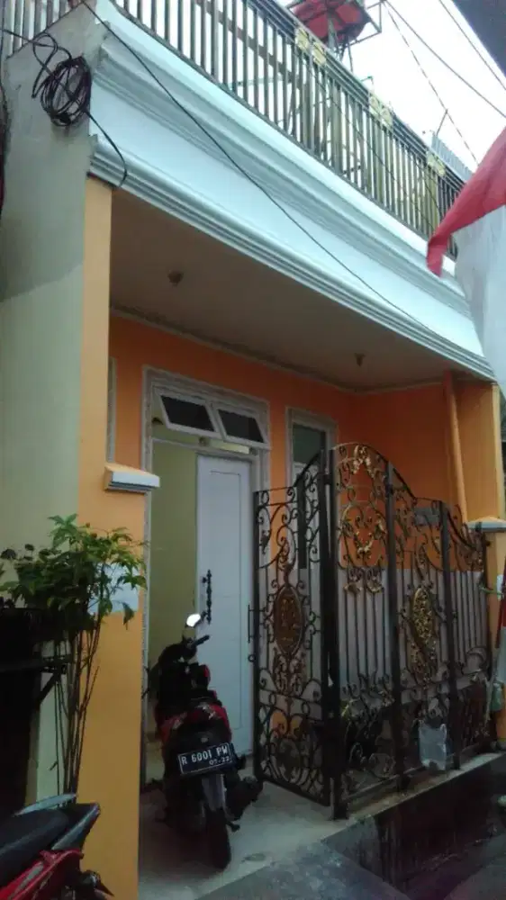 Dijual 1 unit Rumah 2 lantai daueahbUtan kayu  lokasi strategis