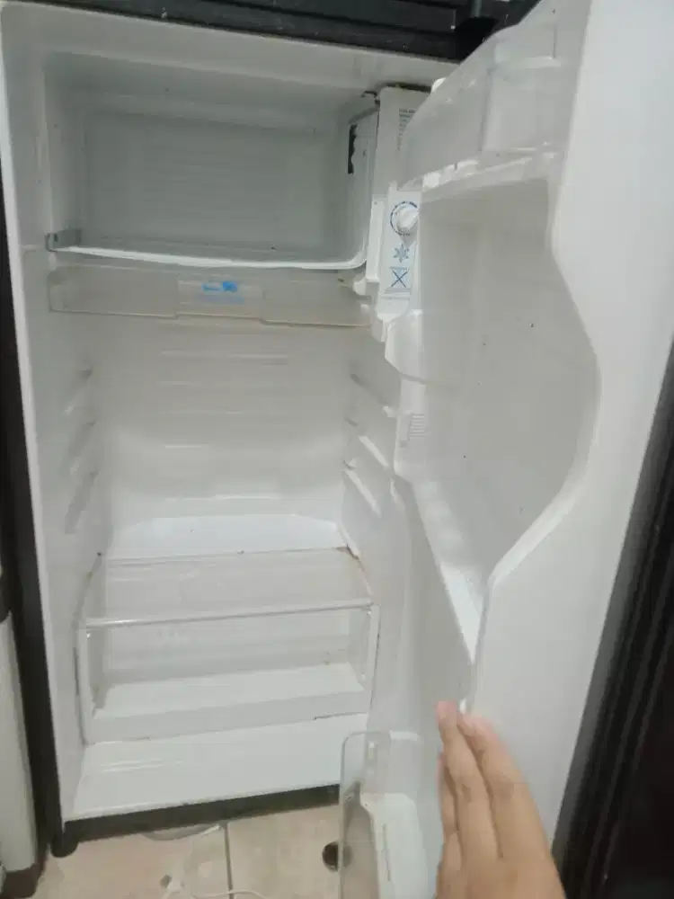 Dijual kulkas tipes Aqua satu pintu