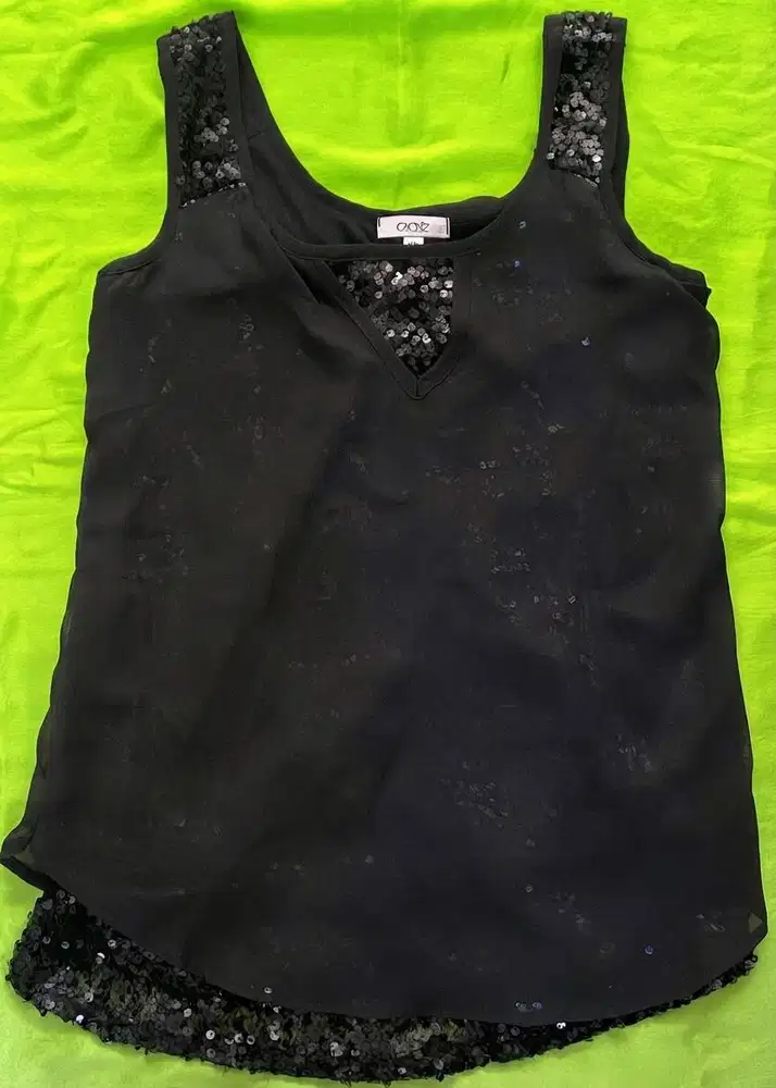 BLOUSE CACHE HITAM – XS - PRELOVED