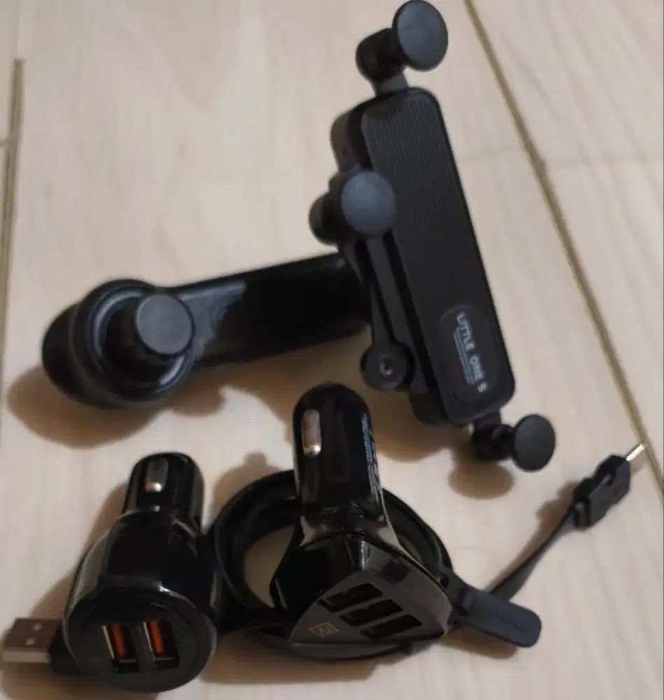 Cuci gudang 2 pcs Charger Mobil + bracket + kabel type C