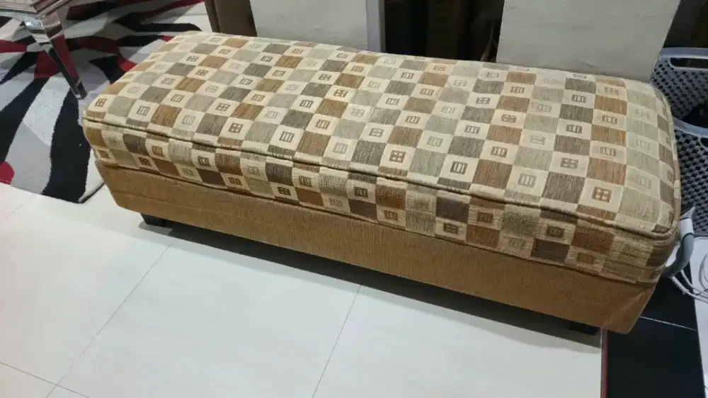 Sofa bentuk bangku kotak