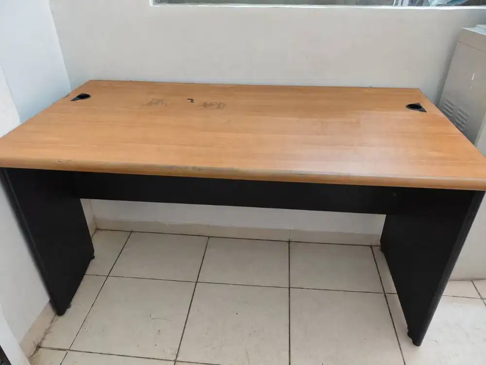 Meja Kerja Kantor 140 × 75 cm Tanpa Laci – Bekas Layak Pakai