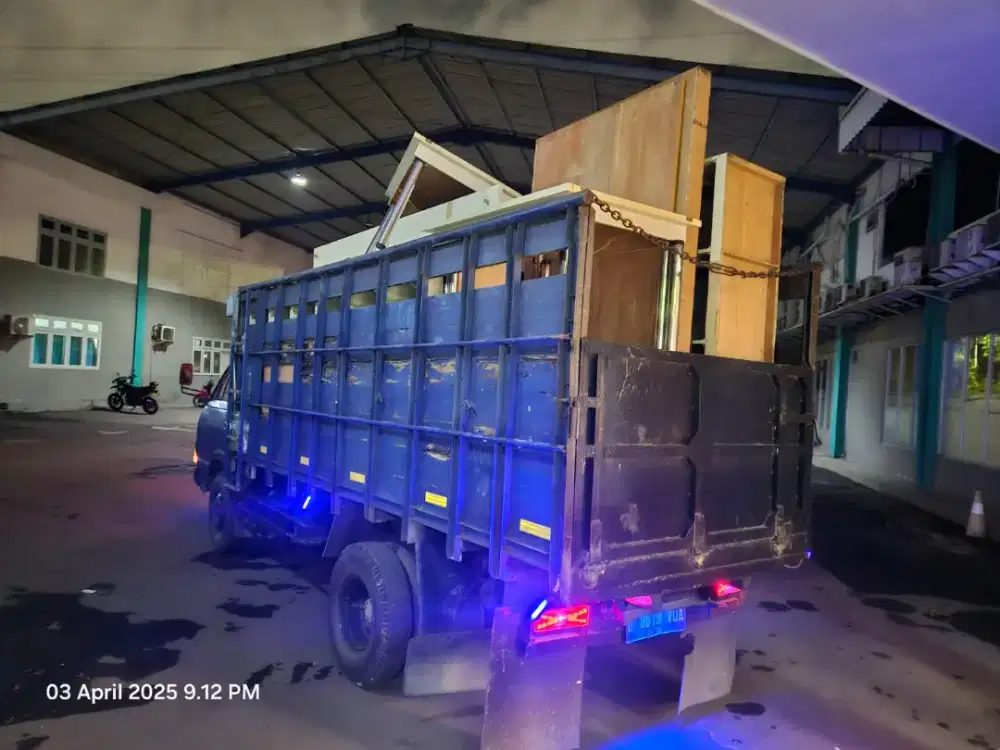 Mobil angkutan truck double untuk pindahan barang
