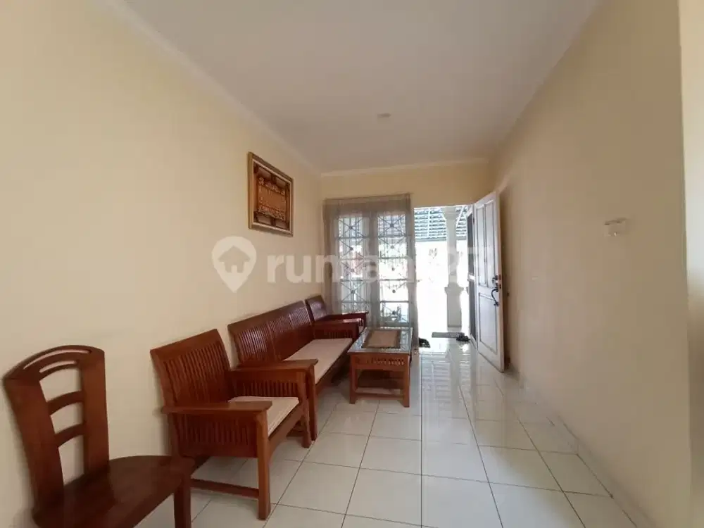 Rumah Model Klasik 2 lantai dekat Taman  di Kota Wisata.
