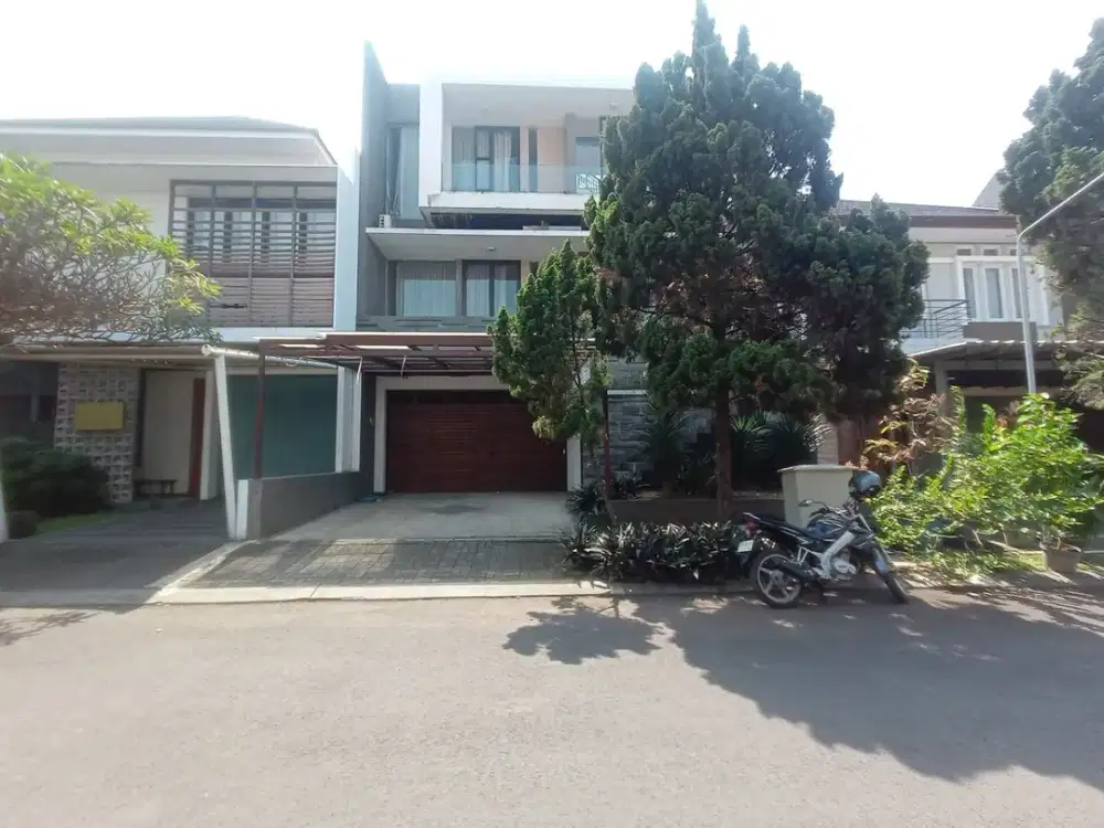 Rumah LELANG Murah SHM 3 Lantai di Singgasana Pradana, Jl. Langlang Buana
