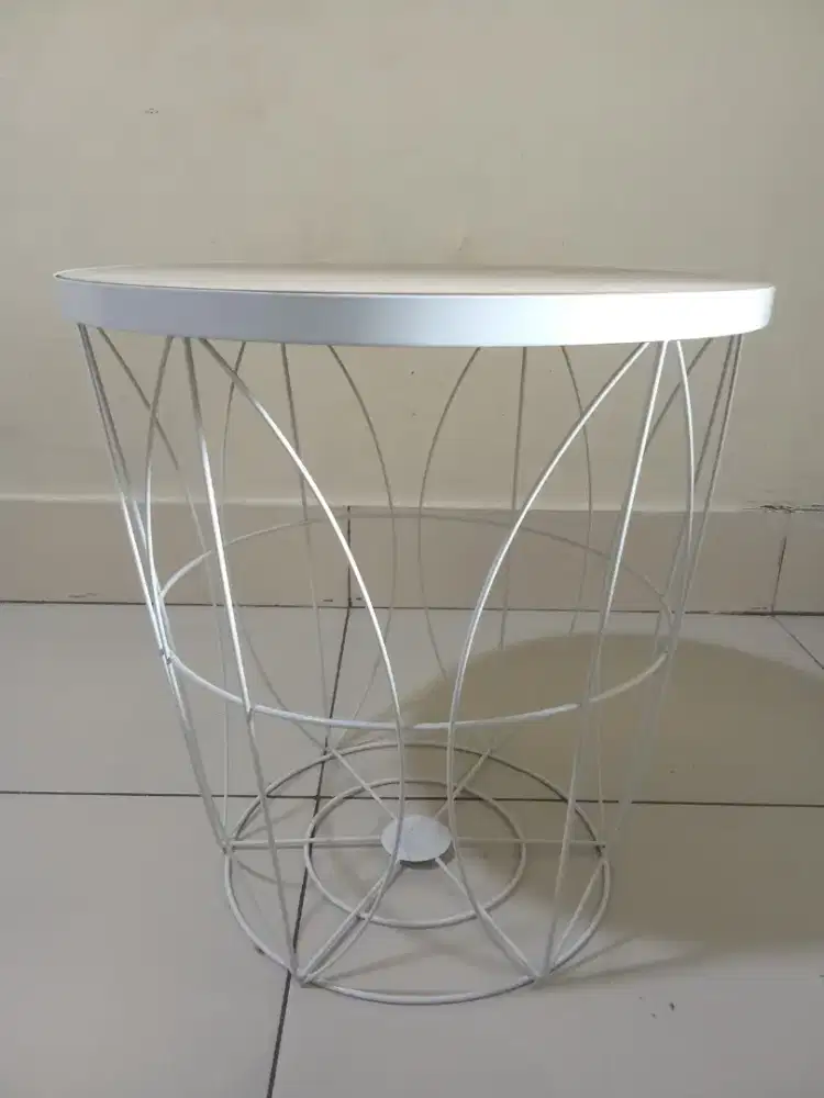 Meja ruang tamu
