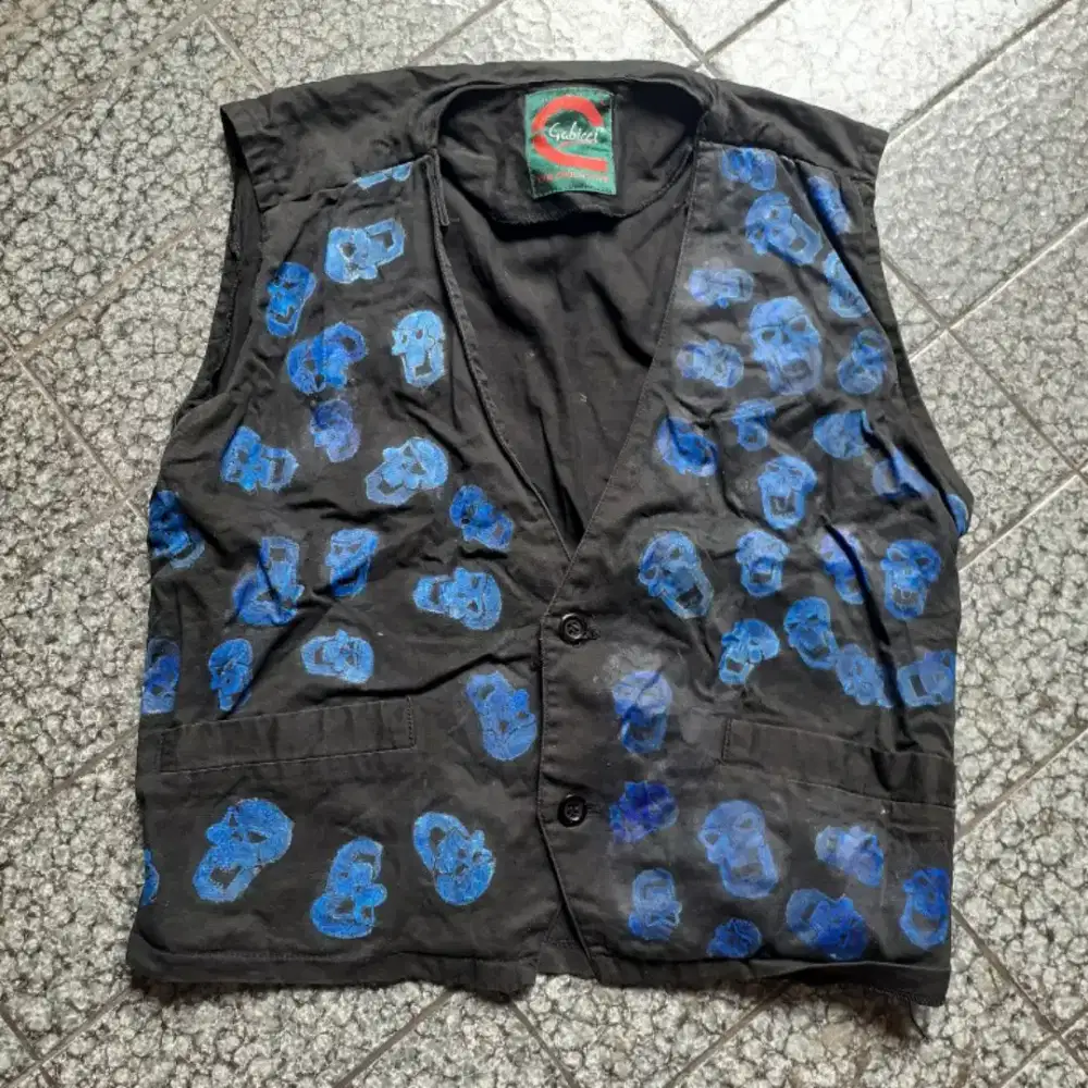 Rompi hitam gambar tengkorak