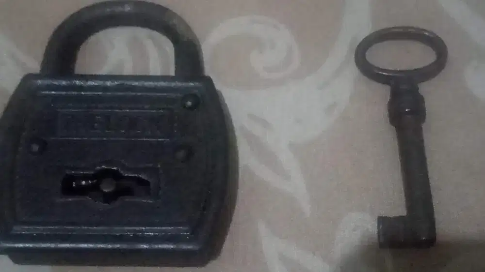 gembok + kunci kuno