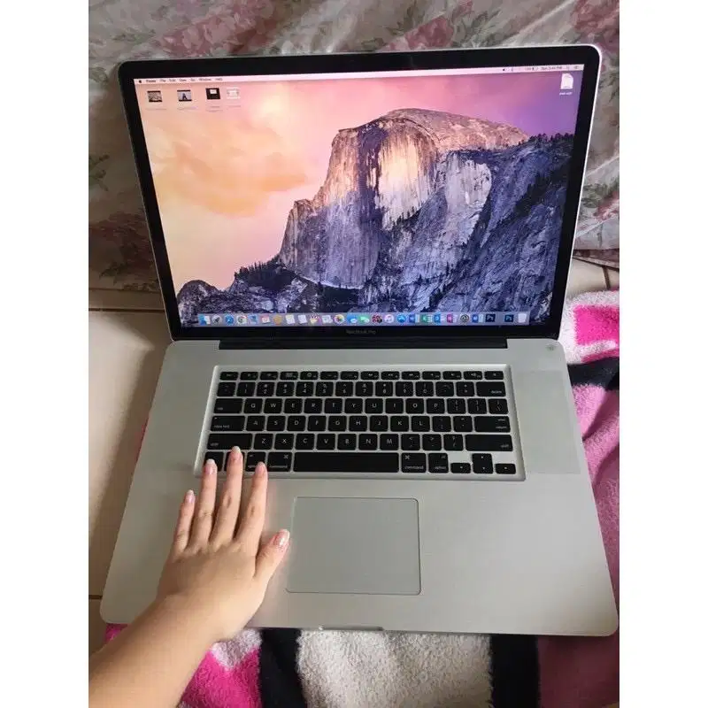 MACBOOK PRO 18 INCH 749GB